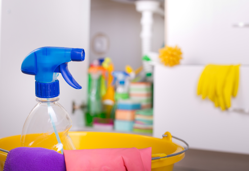 Confira dicas de como organizar produtos de limpeza