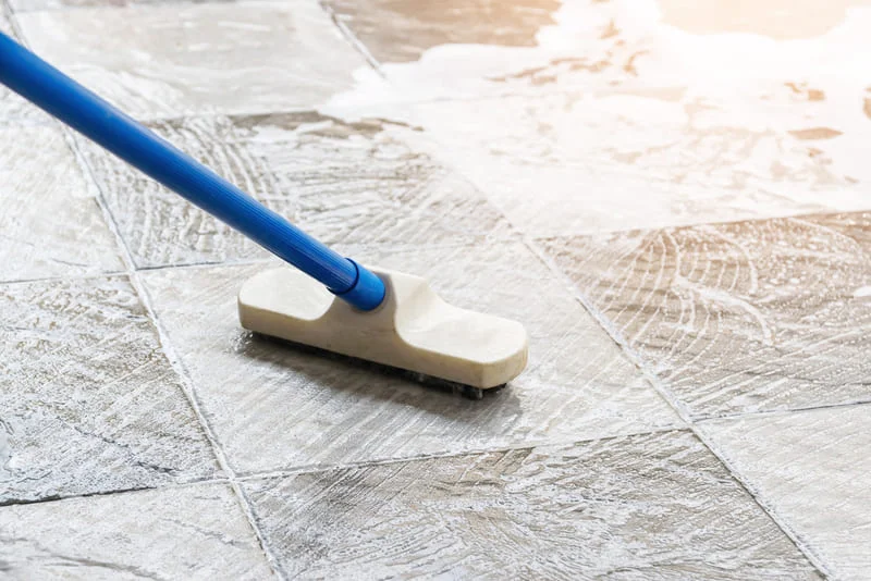 Como limpar piso encardido: veja 4 dicas