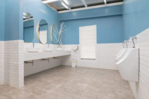 Pias e mictórios em banheiro público limpo
