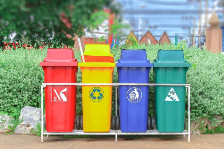 Lixeiras de reciclagem em local público
