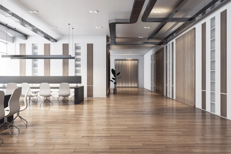 Escritório moderno com cadeiras brancas e piso laminado em ambiente corporativo, ilustrando um conteúdo de mesmo tema no blog da SuperPro Bettanin.