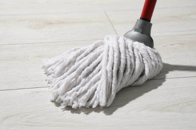 Imagem de esfregão branco limpando chão, ilustrando um conteúdo da SuperPro Bettanin sobre modelos de mop.