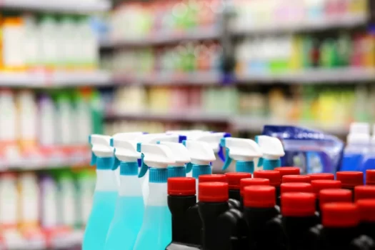 Imagem de produtos de limpeza em uma loja especializada