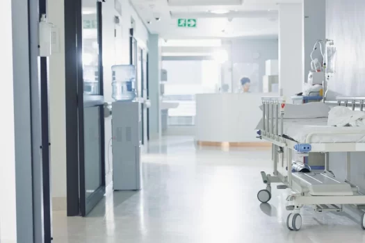 Ambiente hospitalar limpo e seguro, representando o desinfetante hospitalar.
