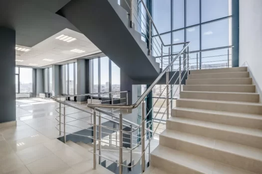 Ambiente moderno com parede de vidro, representando o rodo para limpeza de vidros profissional.