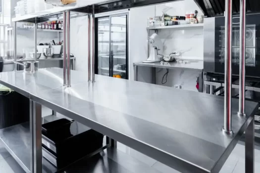 Bancada de cozinha industrial de inox.