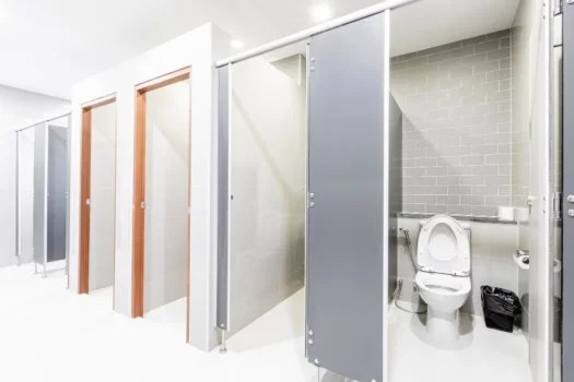 Banheiro público limpo e higienizado, representando como limpar vaso sanitário.