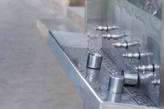 Bebedouro industrial em inox, representando como limpar bebedouro industrial.