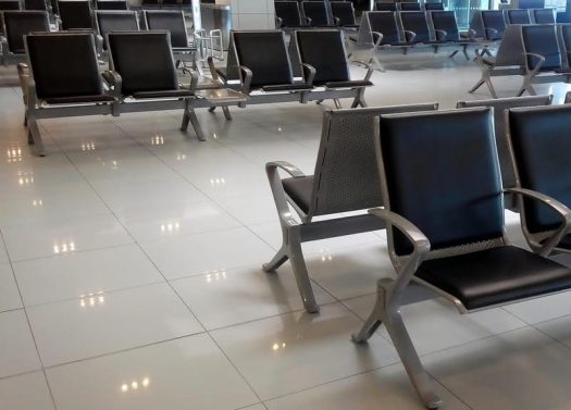 cadeiras-em-saguao-de-aeroporto-vazio