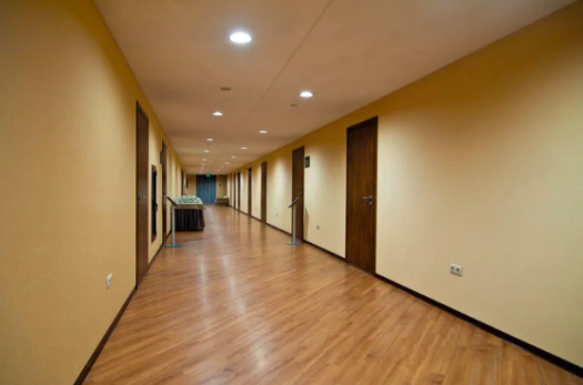 Corredor vazio com piso laminado