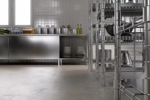 Cozinha industrial limpa, representando como limpar piso engordurado.