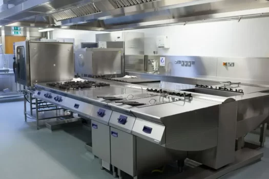 Cozinha industrial moderna e bem equipada, representando como limpar chapa.