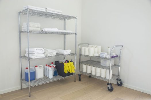 Estantes de metal com materiais de limpeza