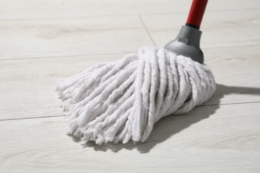 Imagem de esfregão branco limpando chão, ilustrando um conteúdo da SuperPro Bettanin sobre modelos de mop.