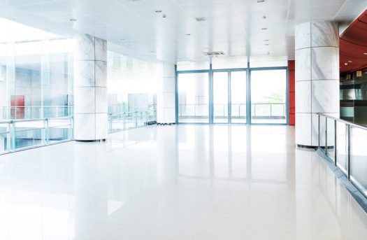 Saguão de edifício comercial vazio e limpo.