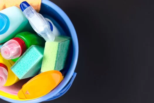 Produtos de limpeza profissional sobre fundo escuro, representando como montar loja de produtos de limpeza.