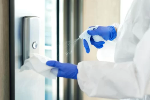 Profissional realizando limpeza hospitalar, representando a biossegurança hospitalar.