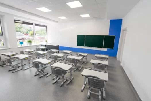 Sala de aula moderna e limpa, representado a limpeza da sala de aula.