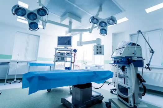 Sala de cirurgia moderna e limpa, representando as rotinas de limpeza da sala de cirurgia.